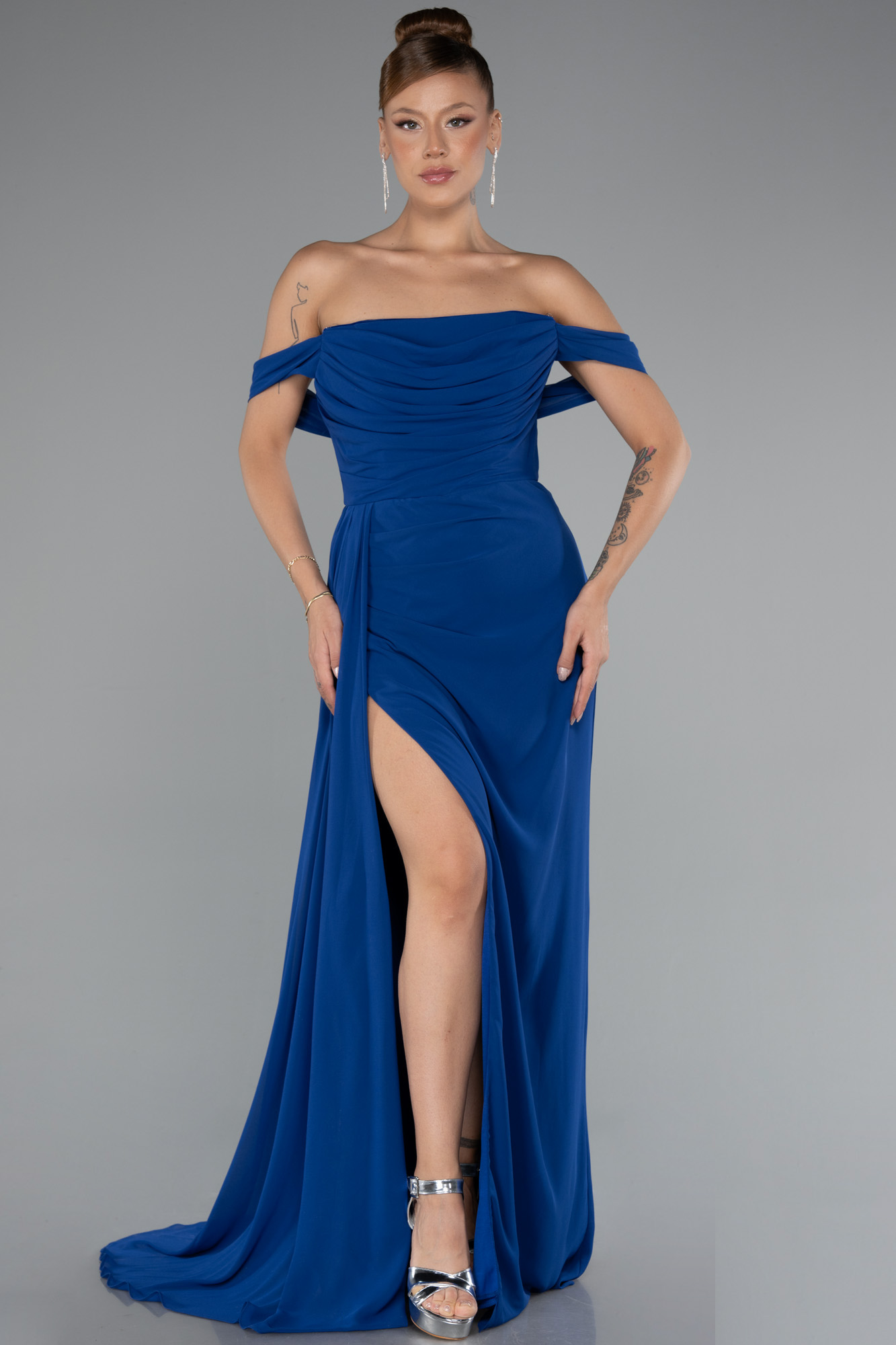 Saks Mavi Kayık Yaka Yırtmaçlı Uzun Şifon Abiye Elbise ABU4925