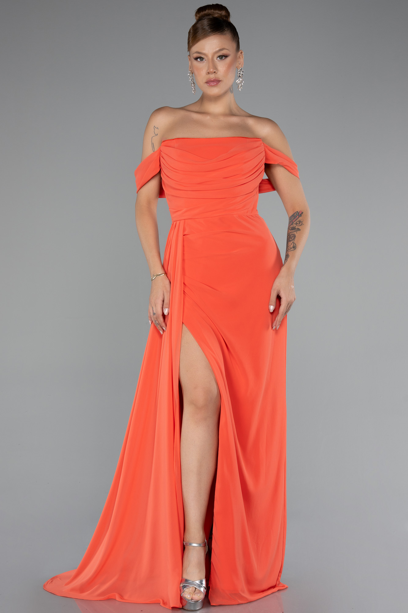 Turuncu Kayık Yaka Yırtmaçlı Uzun Şifon Abiye Elbise ABU4925