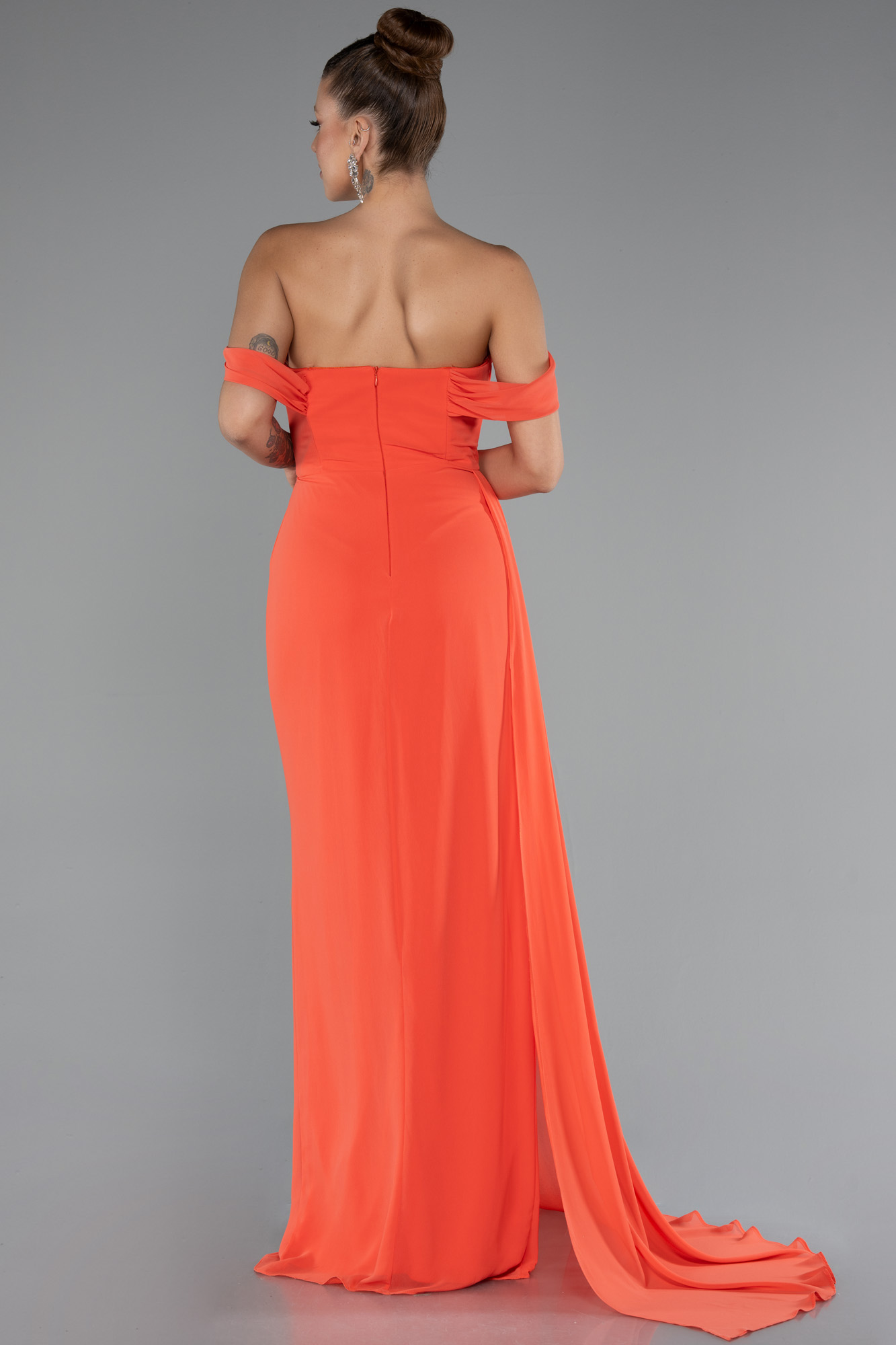 Turuncu Kayık Yaka Yırtmaçlı Uzun Şifon Abiye Elbise ABU4925 - Görsel 2