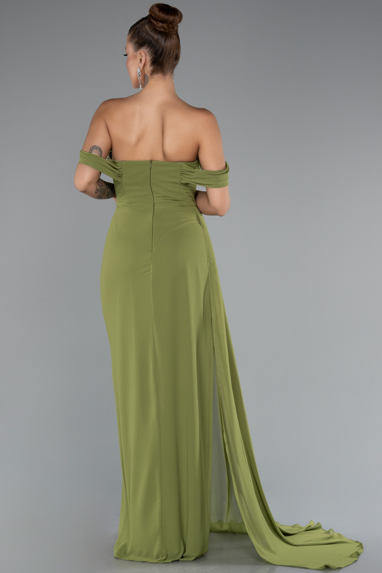 Yağ Yeşili Kayık Yaka Yırtmaçlı Uzun Şifon Abiye Elbise ABU4925 - Görsel 2