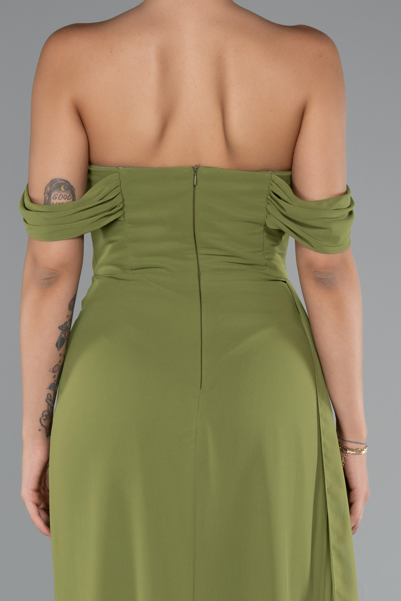 Yağ Yeşili Kayık Yaka Yırtmaçlı Uzun Şifon Abiye Elbise ABU4925 - Görsel 4