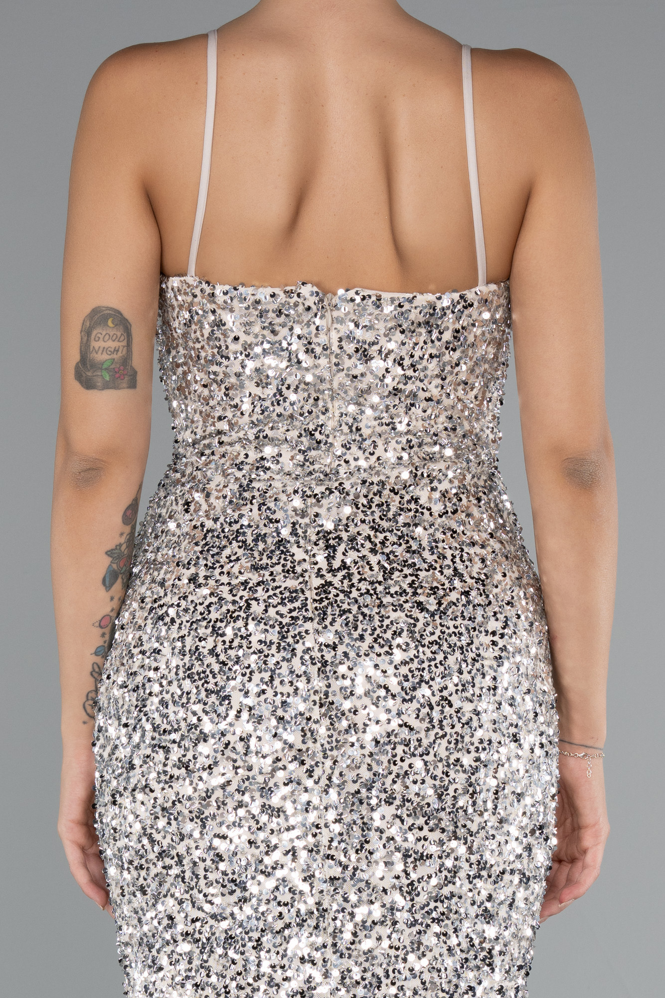 Bej Yırtmaçlı Göğüs Drapeli Uzun Pullu Abiye Elbise ABU4842 - Görsel 4