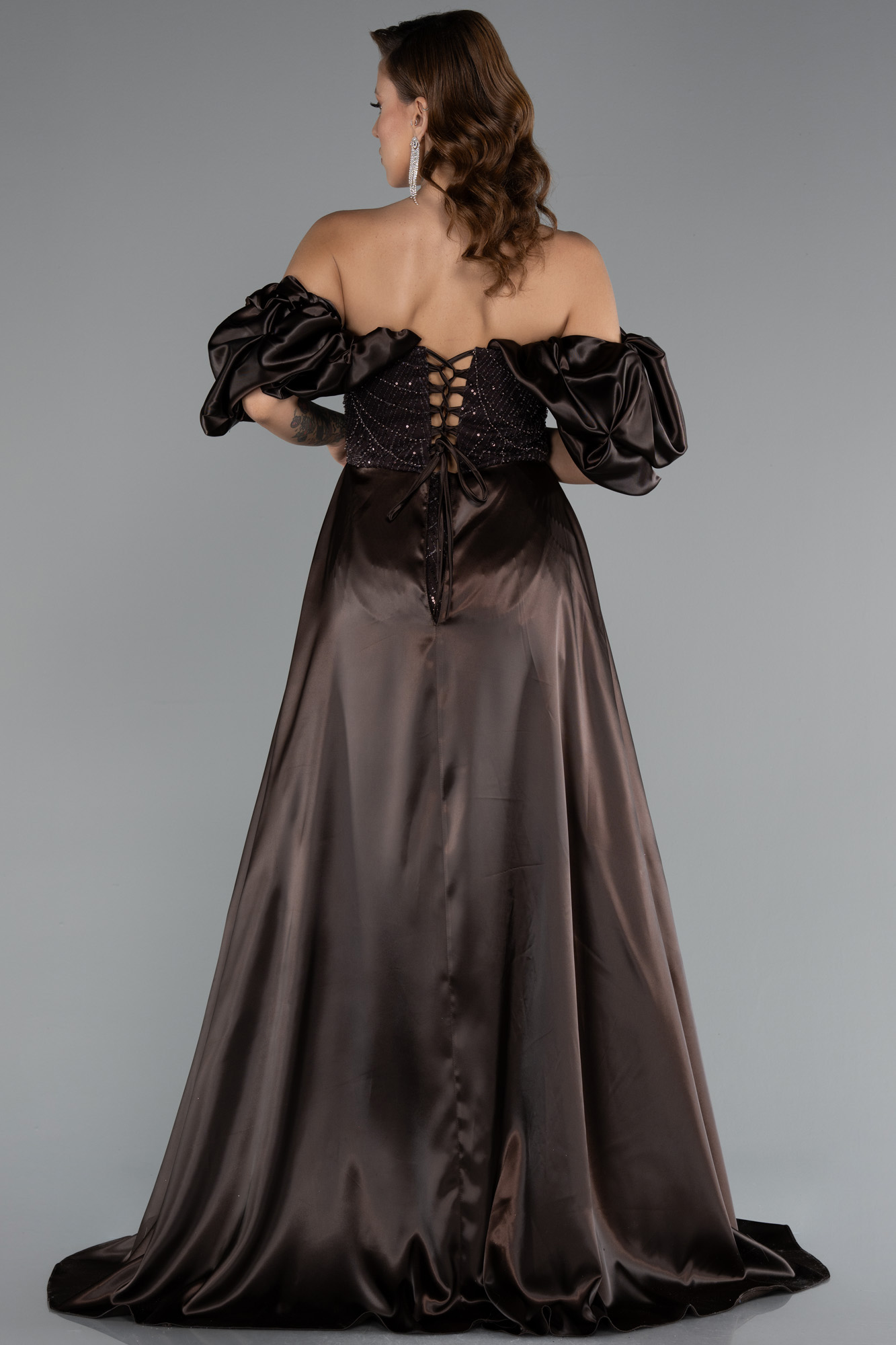 Koyu Kahve Kayık Yaka Saten Kuyruklu Uzun Boncuklu Abiye ABU5154 - Görsel 2