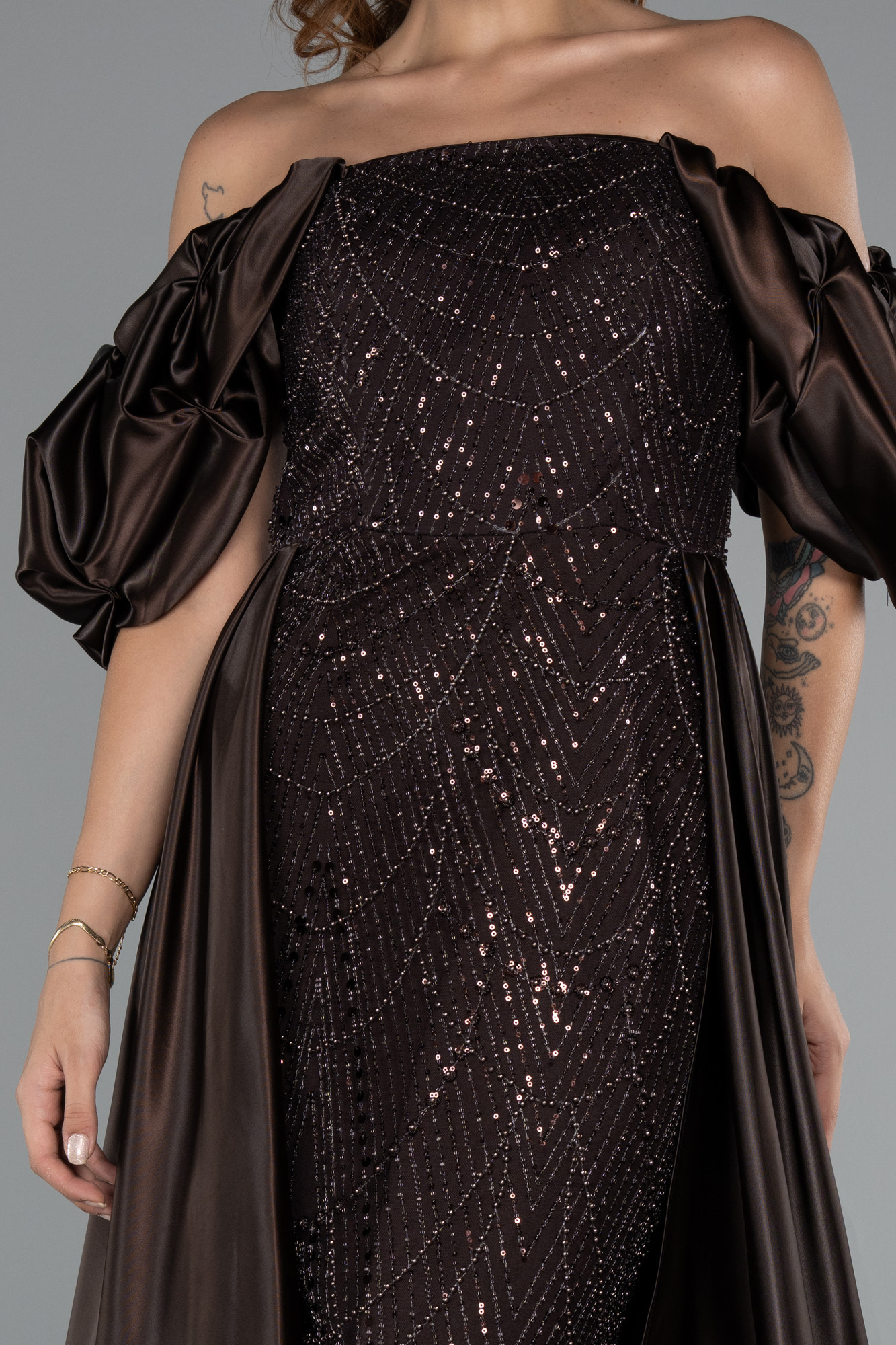 Koyu Kahve Kayık Yaka Saten Kuyruklu Uzun Boncuklu Abiye ABU5154 - Görsel 3