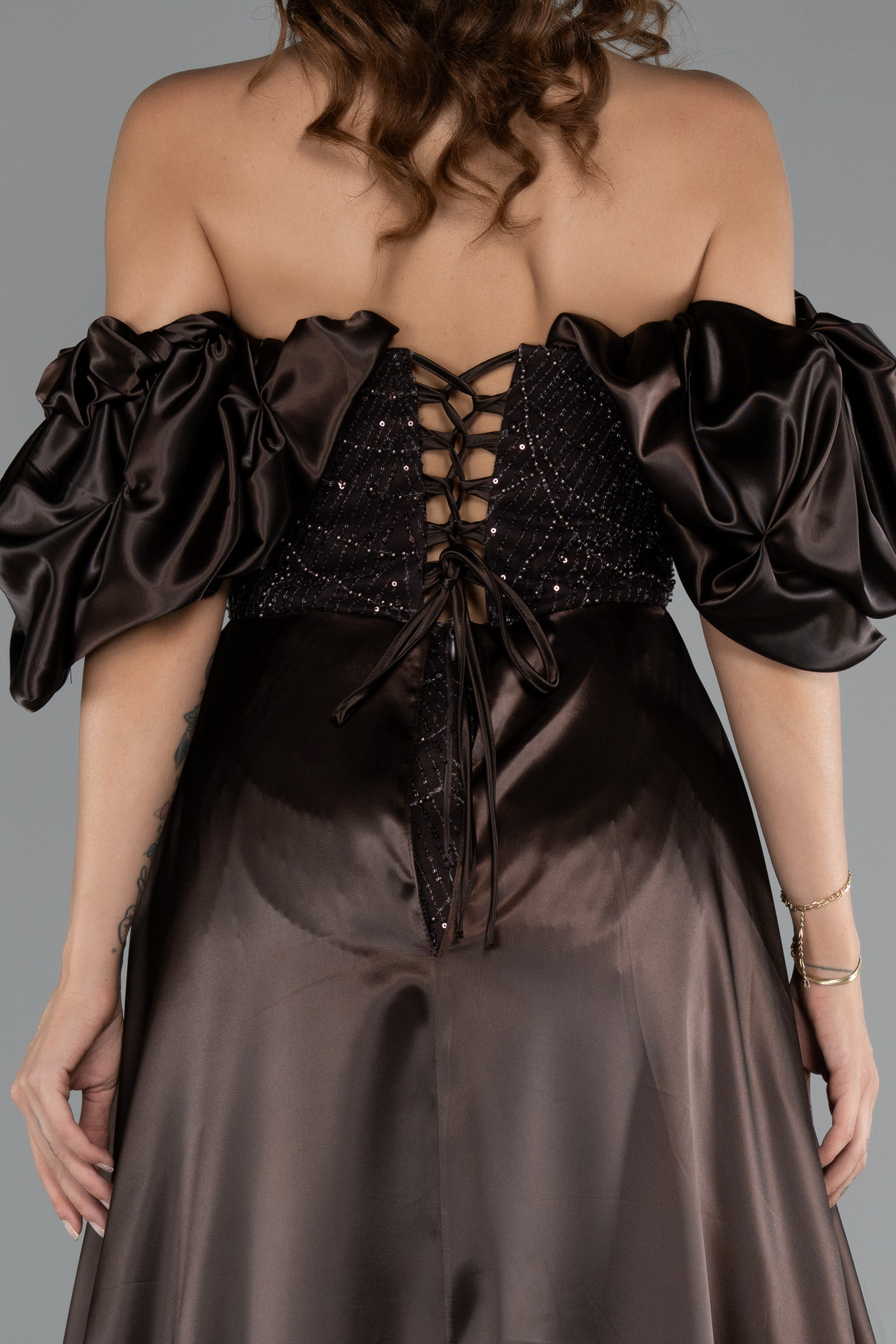 Koyu Kahve Kayık Yaka Saten Kuyruklu Uzun Boncuklu Abiye ABU5154 - Görsel 4