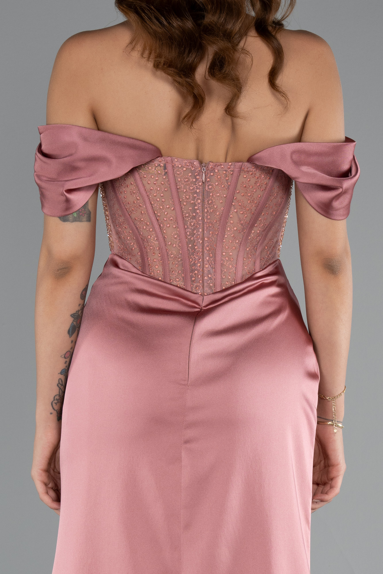 Soğan Kabuğu Kayık Yaka Taşlı Balen Uzun Saten Abiye ABU5130 - Görsel 4