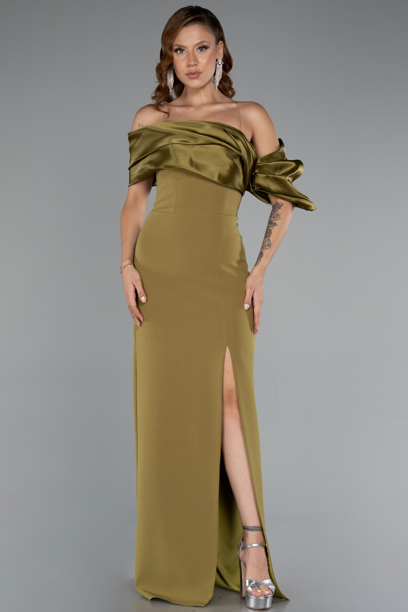 Haki Bacak Dekolteli Uzun Abiye Elbise ABU4024