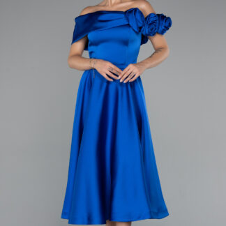 Saks Mavi Gül Detay Kayık Yaka Kemerli Midi Saten Abiye ABK2410