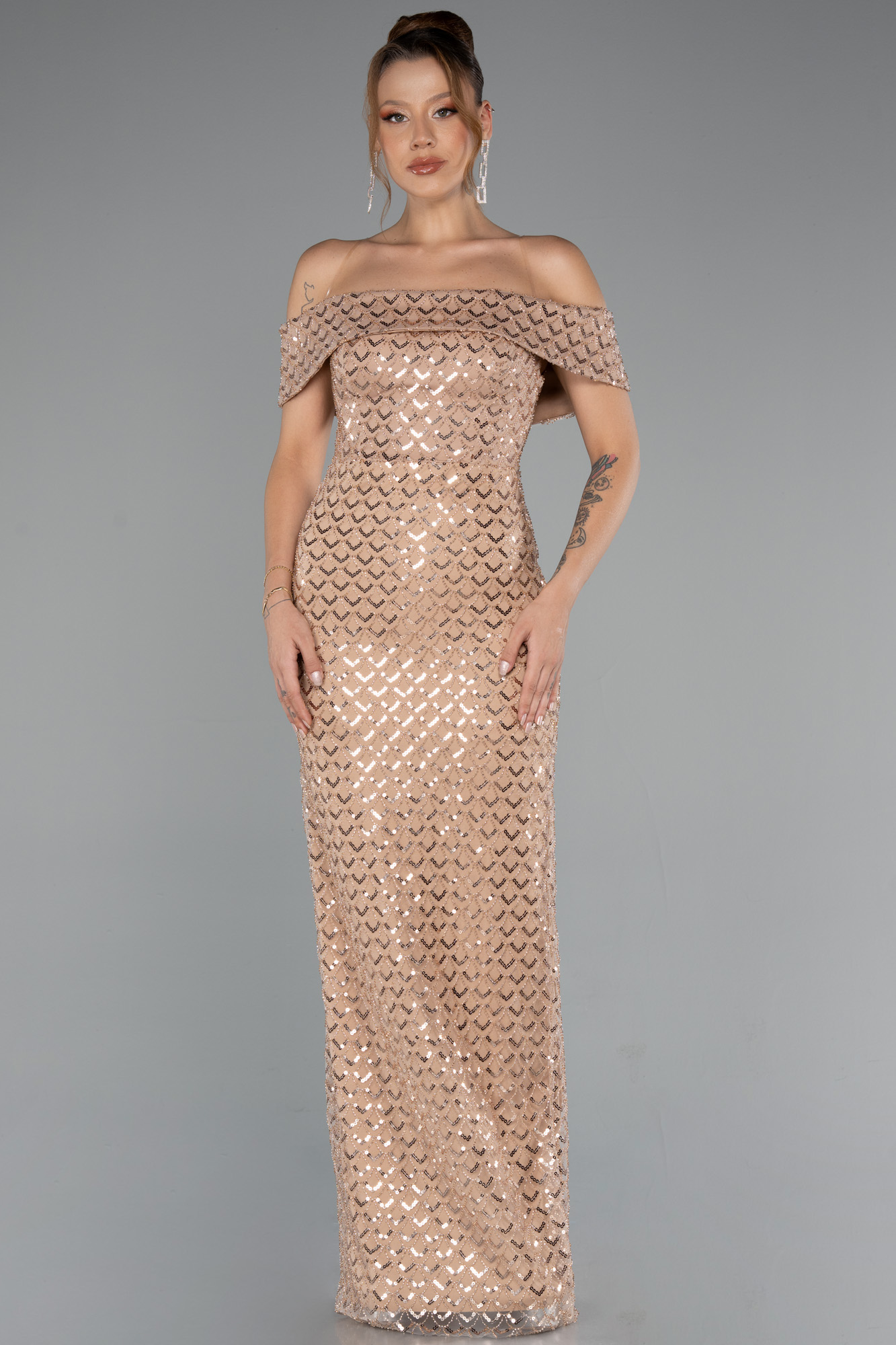 Gold Kayık Yaka Boncuklu Uzun Abiye Elbise ABU5186