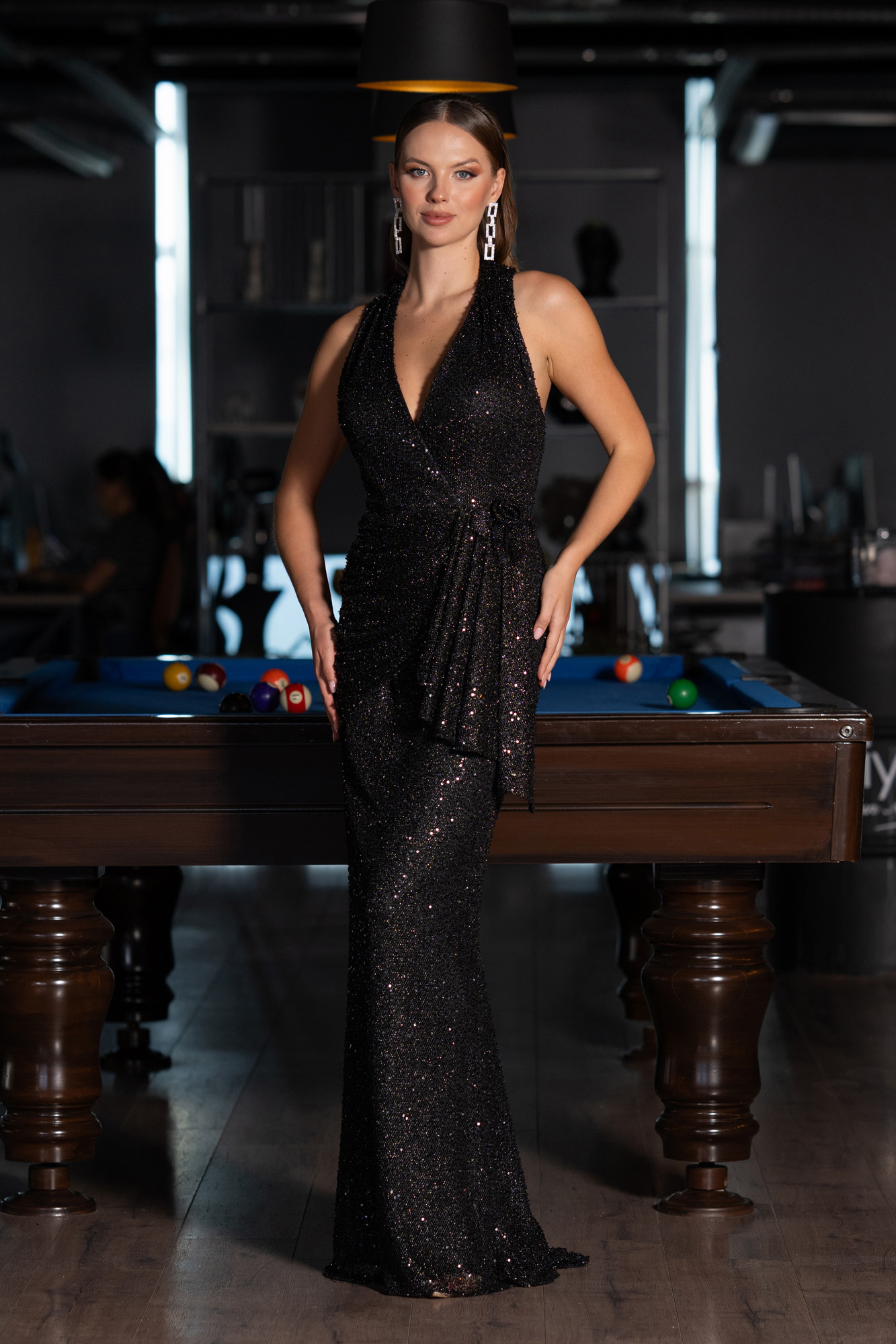 Siyah Göğüs Ve Sırt Dekolteli Uzun Pullu Abiye ABU5209