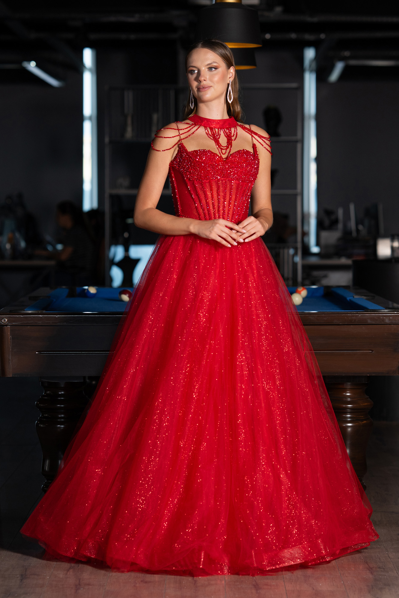 Kırmızı Taşlı Yaka Aksesuarlı Uzun Simli Nişanlık ABU5220