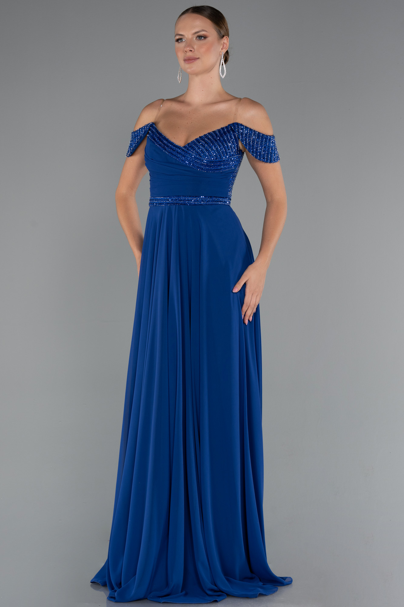 Saks Mavi Pullu Kayık Yaka Uzun Şifon Abiye Elbise ABU5225