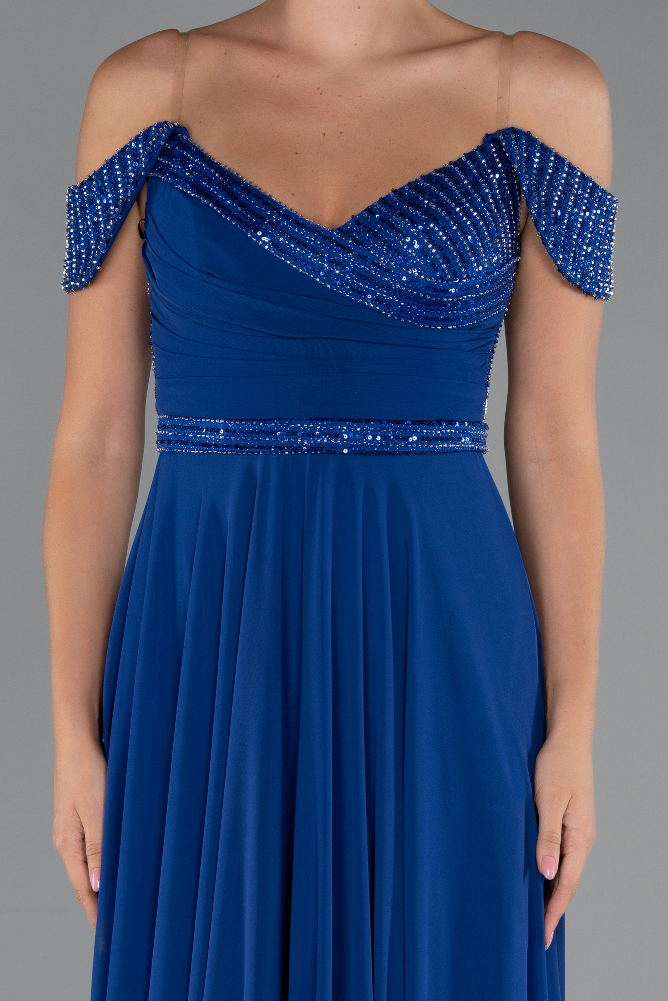 Saks Mavi Pullu Kayık Yaka Uzun Şifon Abiye Elbise ABU5225 - Görsel 3