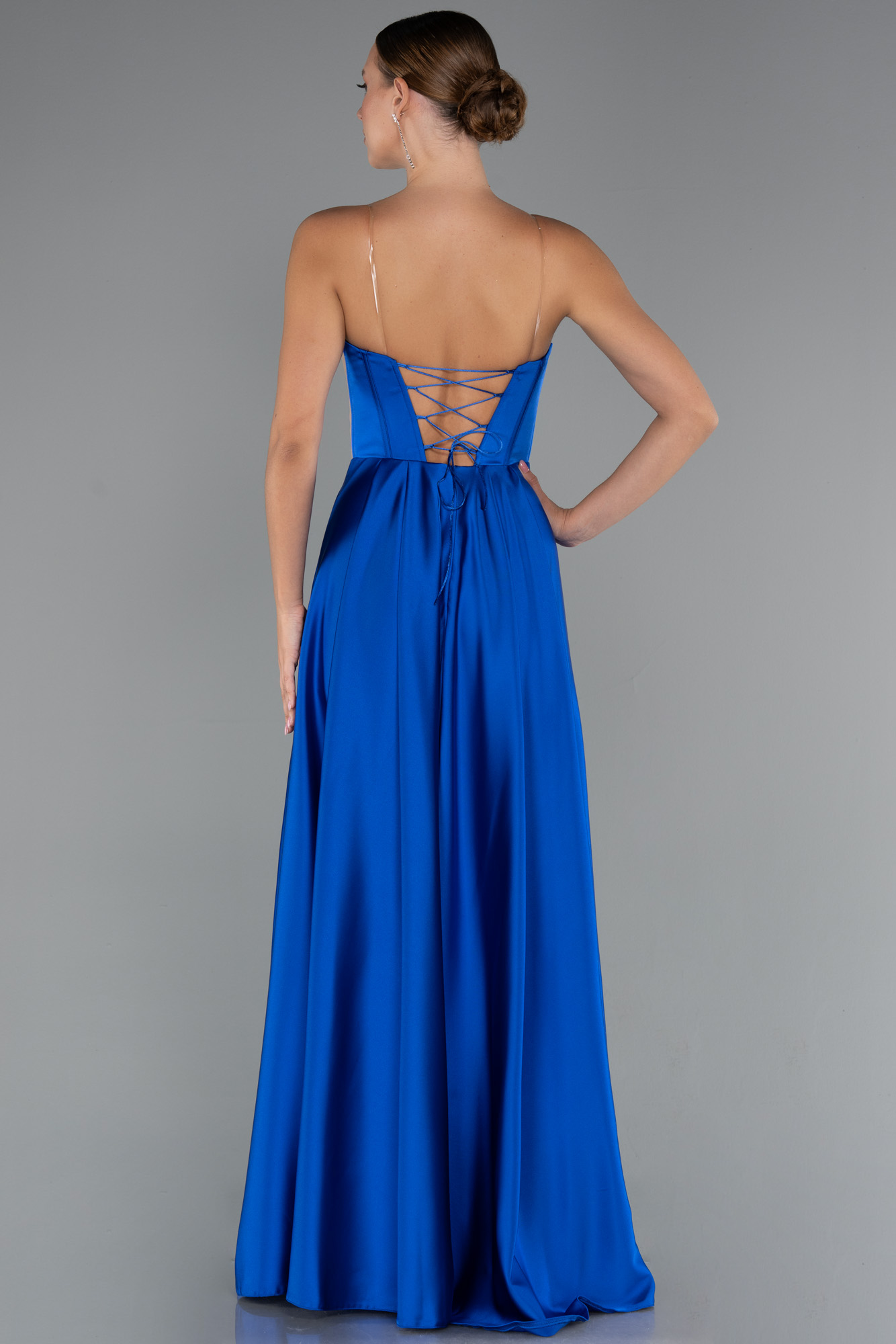 Saks Mavi Straplez Yırtmaçlı Cut Out Uzun Saten Abiye ABU5246 - Görsel 3