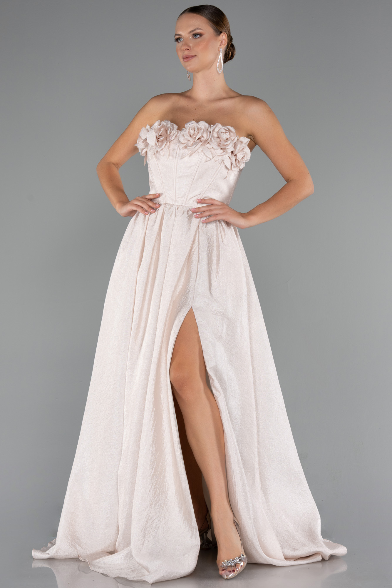 Krem Çiçekli Straplez Yaka Yırtmaçlı Uzun Abiye ABU4337