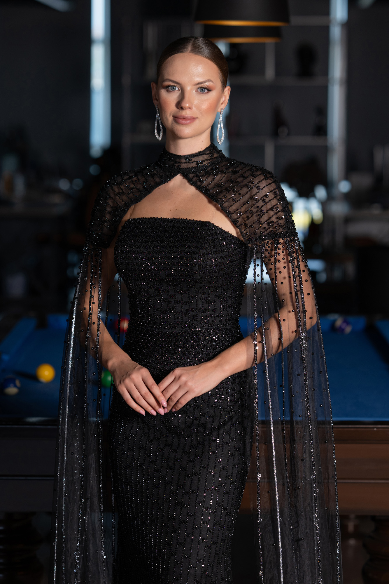 Siyah Straplez Pelerin Detaylı Uzun Boncuklu Abiye ABU5236