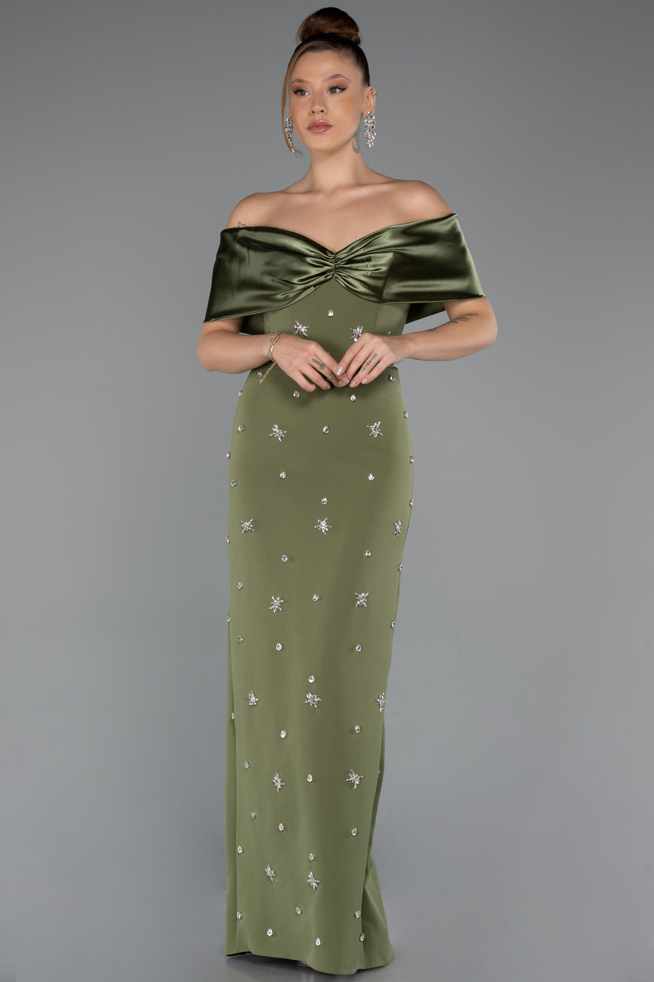 Haki Saten Kayık Yaka Taşlı Uzun Abiye Elbise ABU4973