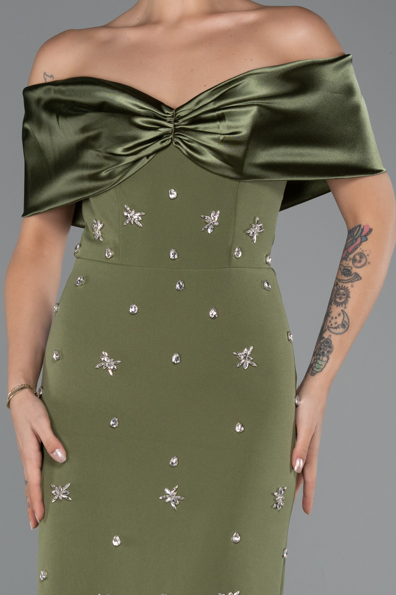 Haki Saten Kayık Yaka Taşlı Uzun Abiye Elbise ABU4973 - Görsel 3