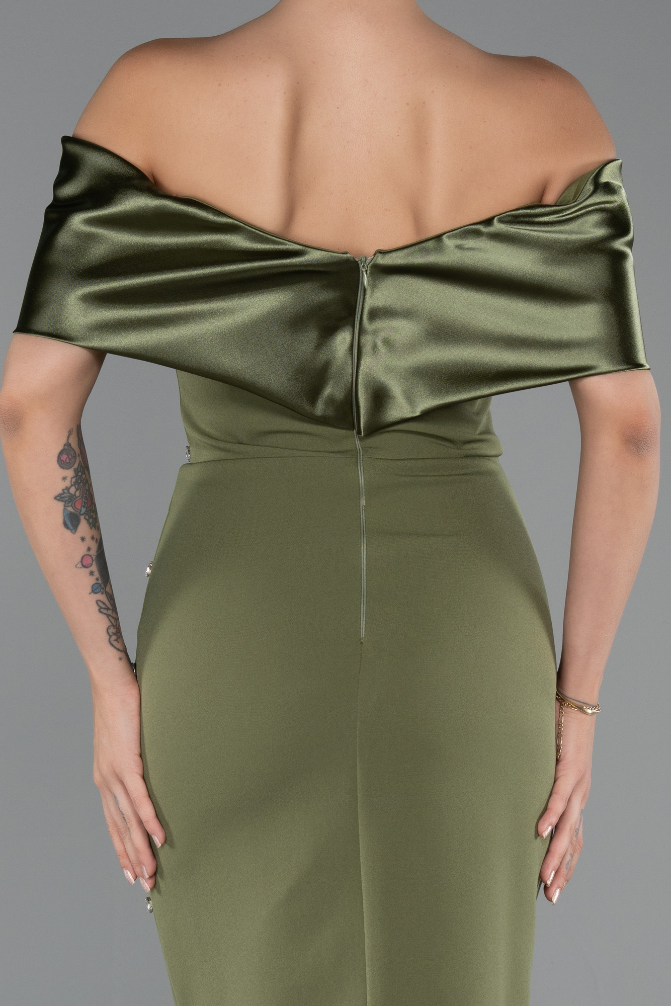 Haki Saten Kayık Yaka Taşlı Uzun Abiye Elbise ABU4973 - Görsel 4