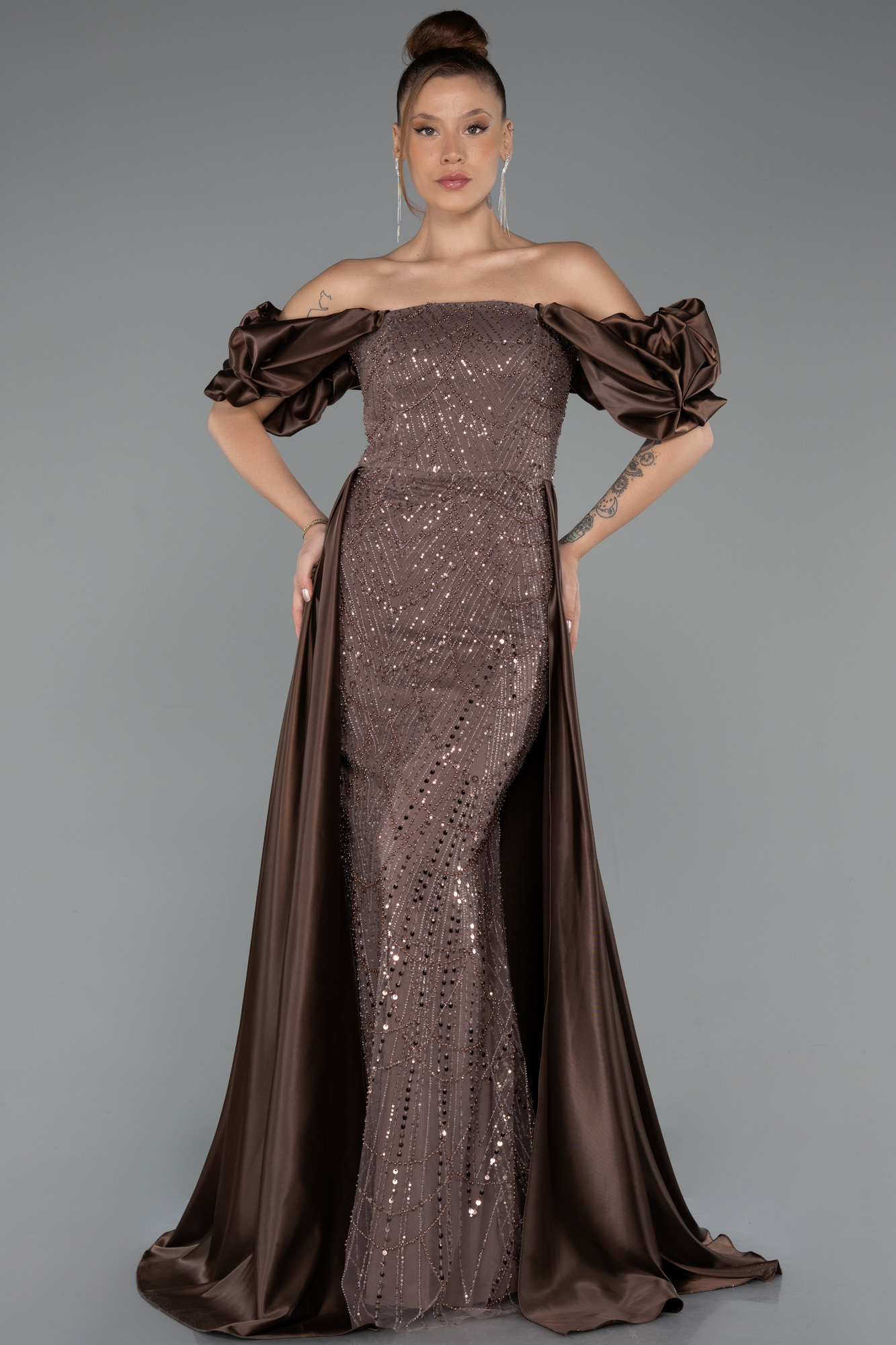 Kahve Kayık Yaka Saten Kuyruklu Uzun Boncuklu Abiye ABU5154