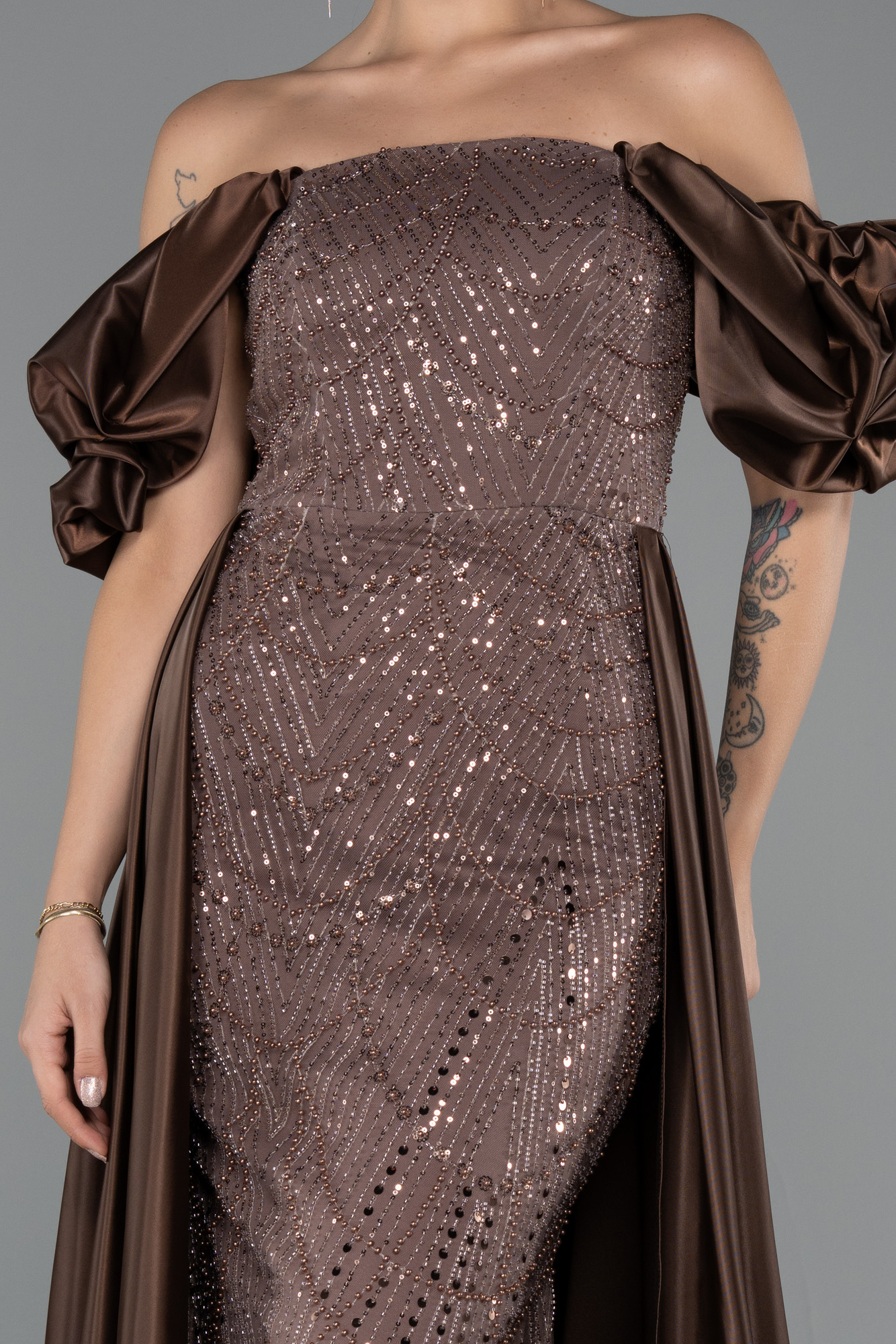 Kahve Kayık Yaka Saten Kuyruklu Uzun Boncuklu Abiye ABU5154 - Görsel 3