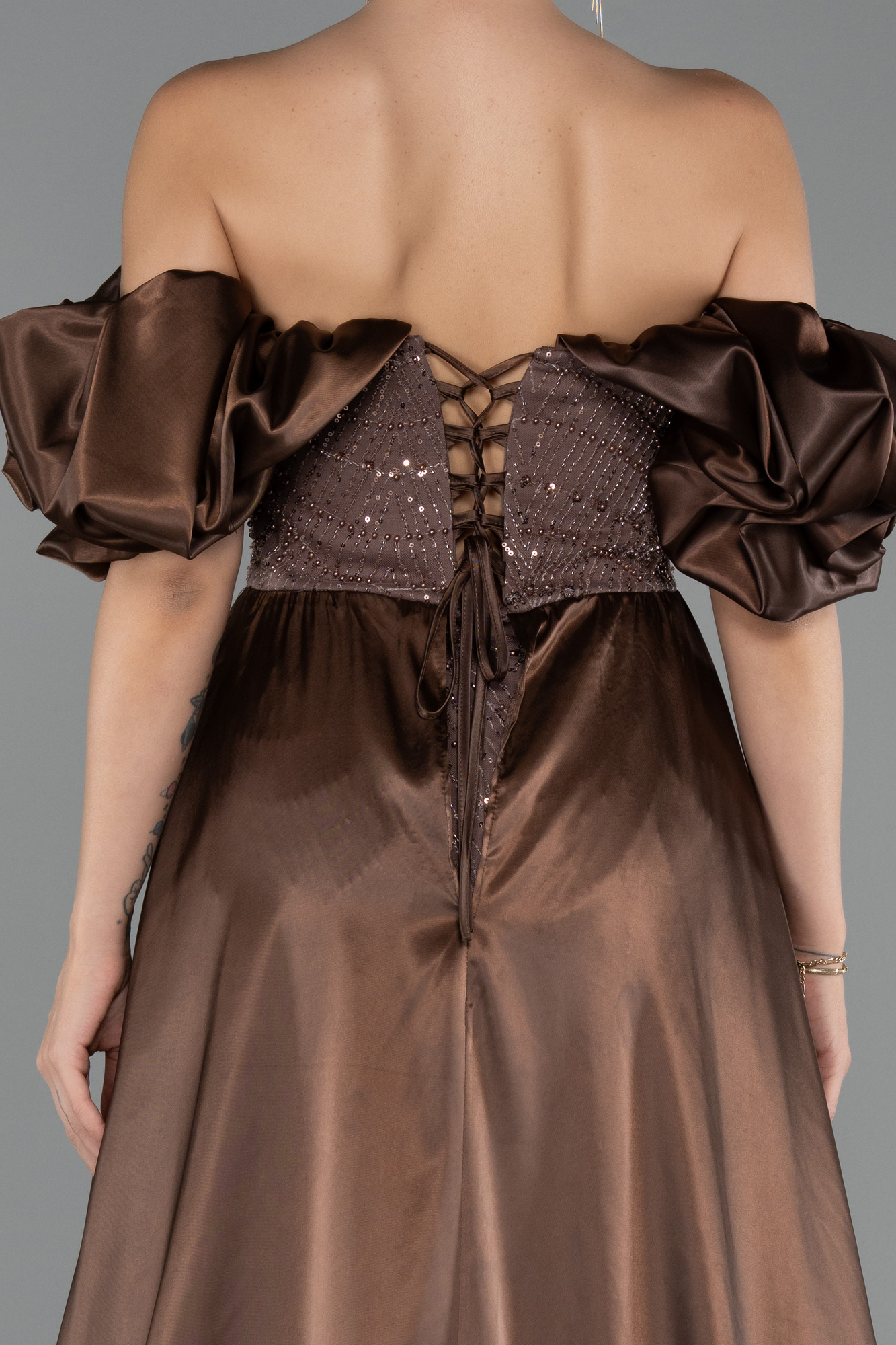 Kahve Kayık Yaka Saten Kuyruklu Uzun Boncuklu Abiye ABU5154 - Görsel 4