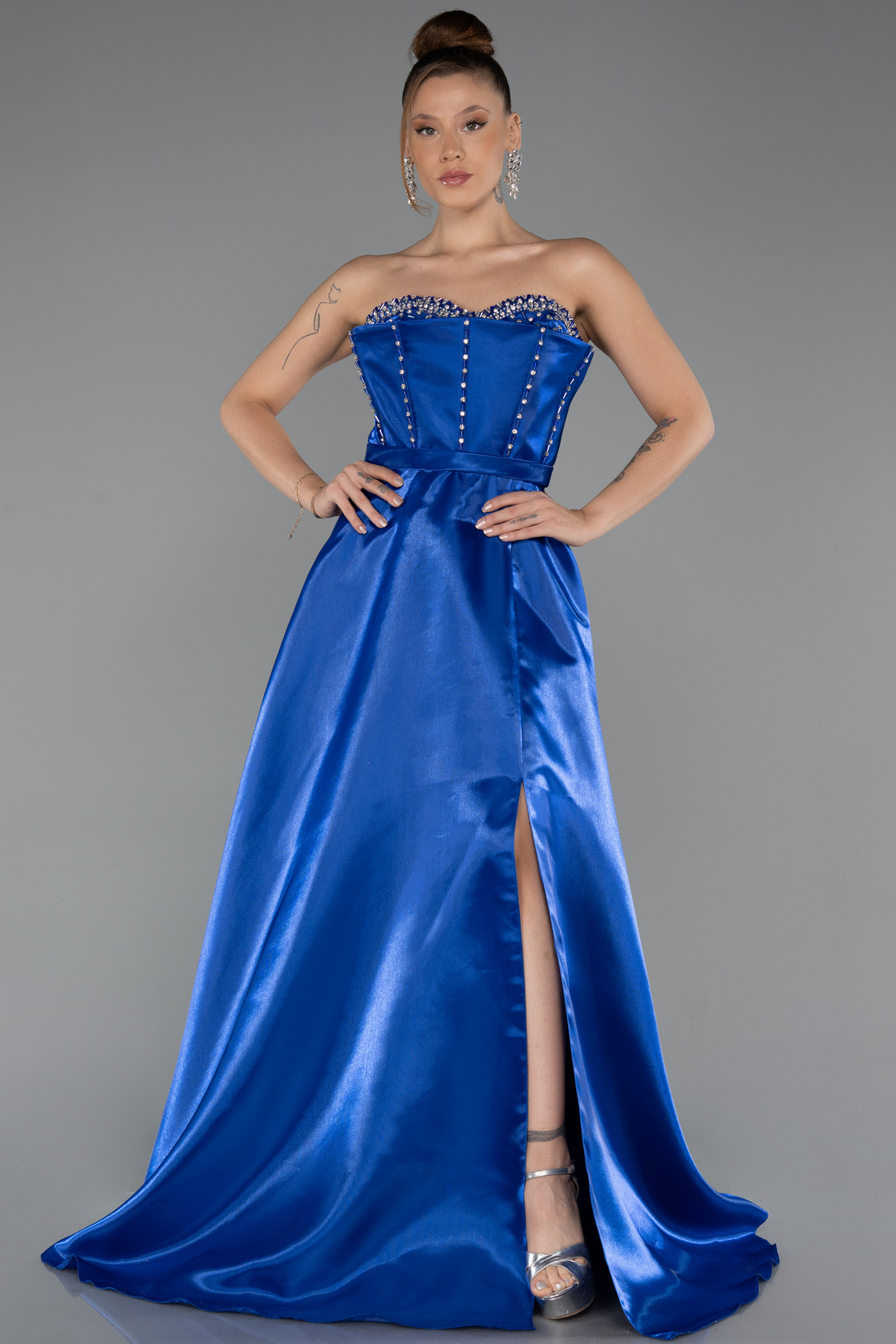 Saks Mavi Taşlı Straplez Yaka Yırtmaçlı Uzun Saten Abiye ABU5264