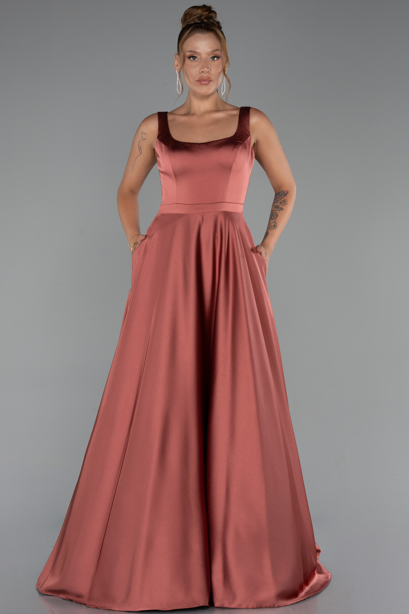 Tarçın Kolsuz Uzun Saten Abiye Elbise ABU5136