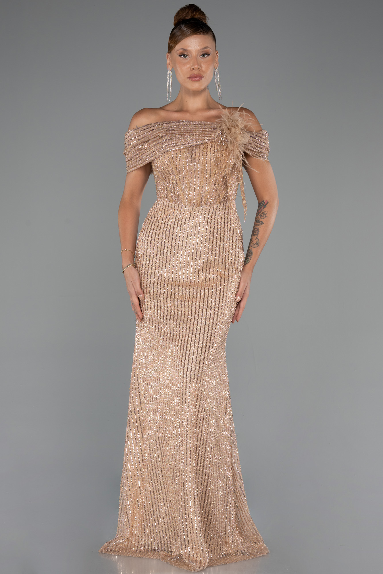 Gold Kayık Yaka Taşlı Uzun Özel Tasarım Abiye ABU5183