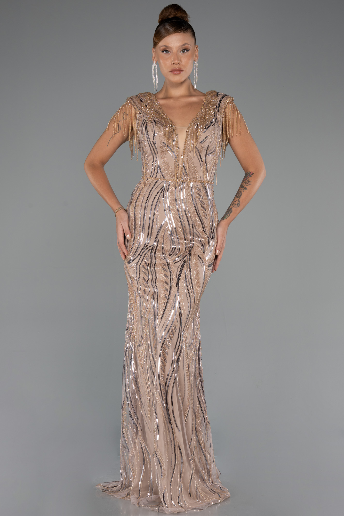 Gold Boncuk Detaylı V Yaka Uzun Pullu Özel Tasarım Abiye ABU5312 - Görsel 2