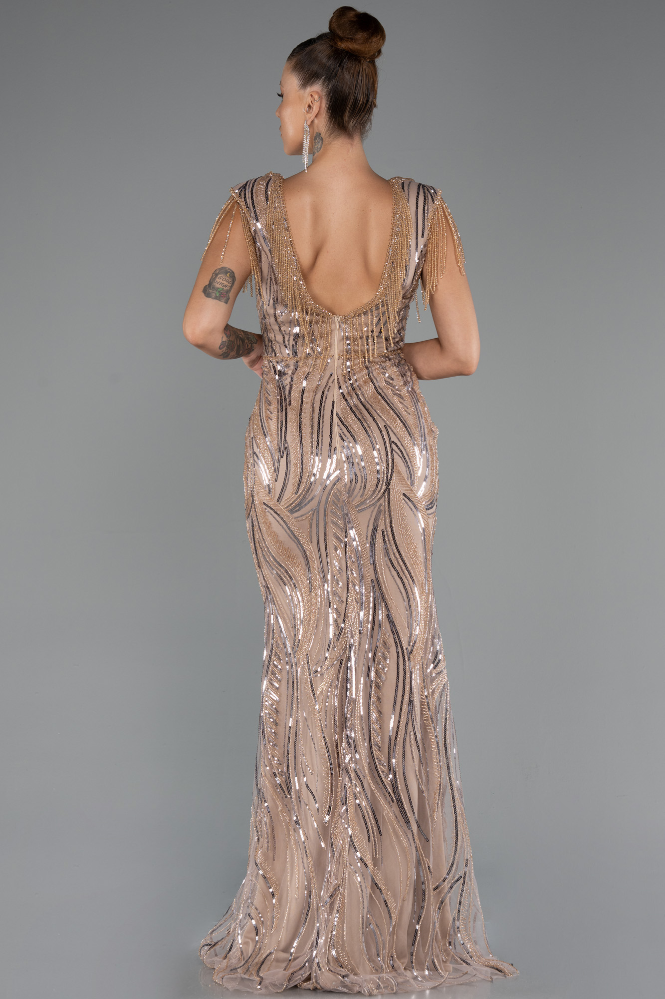 Gold Boncuk Detaylı V Yaka Uzun Pullu Özel Tasarım Abiye ABU5312 - Görsel 3