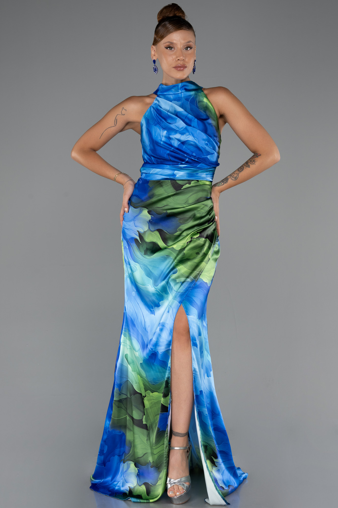 Saks Mavi Halter Yaka Bacak Dekolteli Desenli Saten Abiye ABU5305