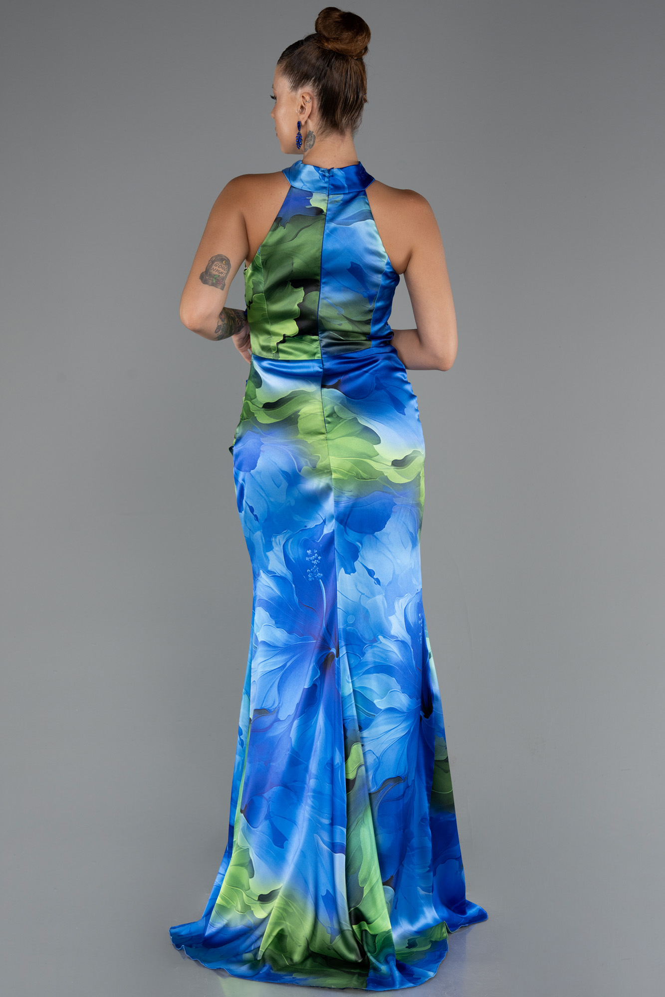 Saks Mavi Halter Yaka Bacak Dekolteli Desenli Saten Abiye ABU5305 - Görsel 2