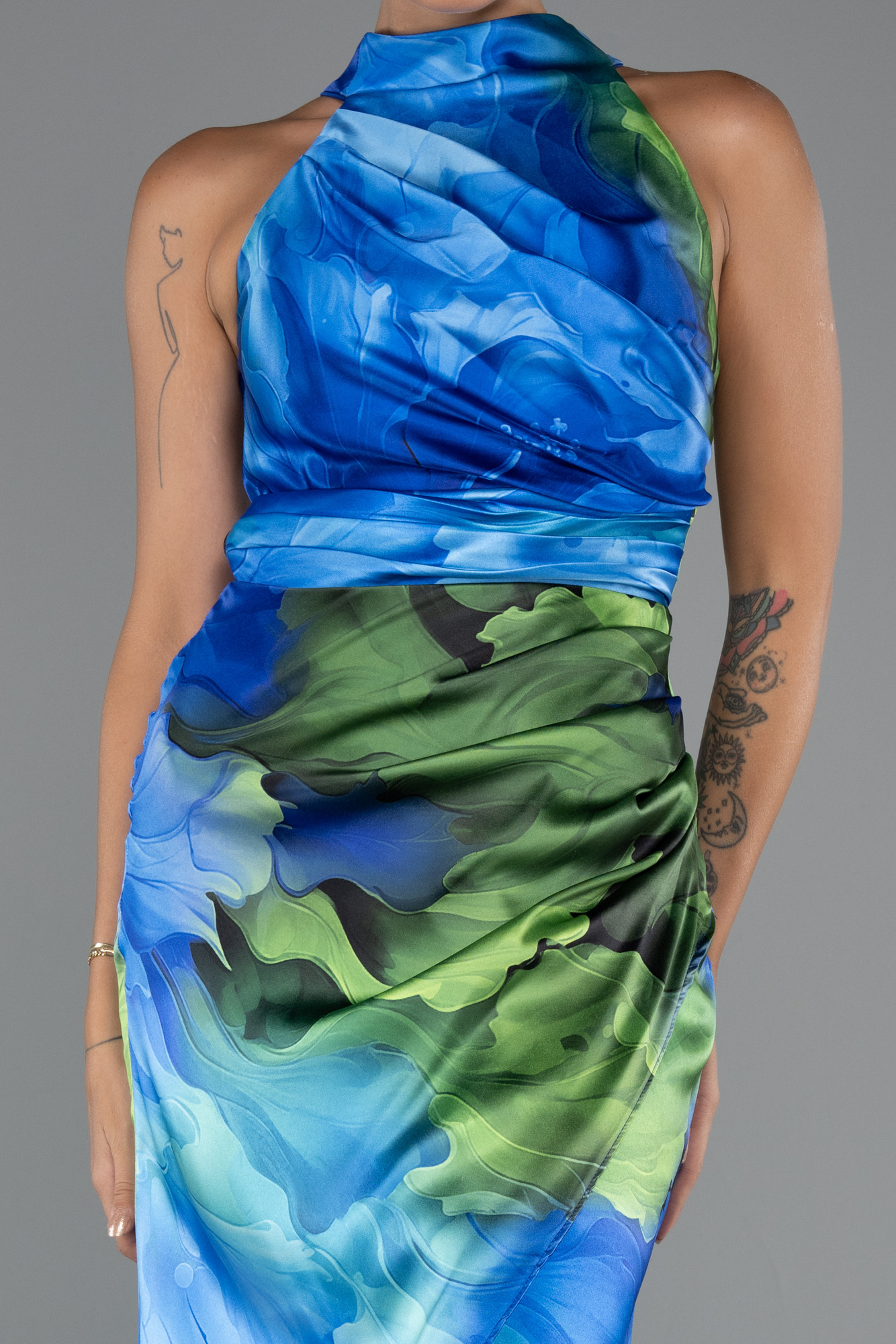 Saks Mavi Halter Yaka Bacak Dekolteli Desenli Saten Abiye ABU5305 - Görsel 3