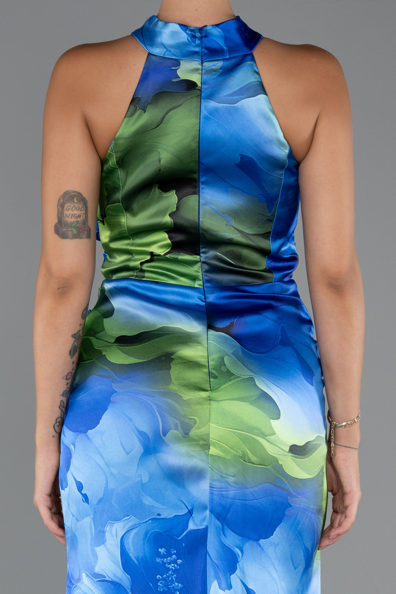 Saks Mavi Halter Yaka Bacak Dekolteli Desenli Saten Abiye ABU5305 - Görsel 4