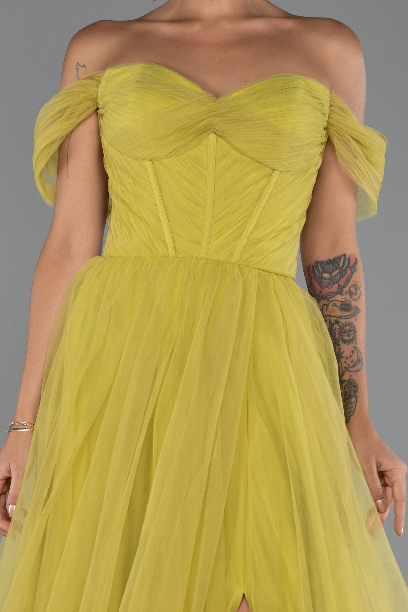 Fıstık Yeşili Kayık Yaka Bacak Dekolteli Uzun Abiye Elbise ABU5302 - Görsel 3