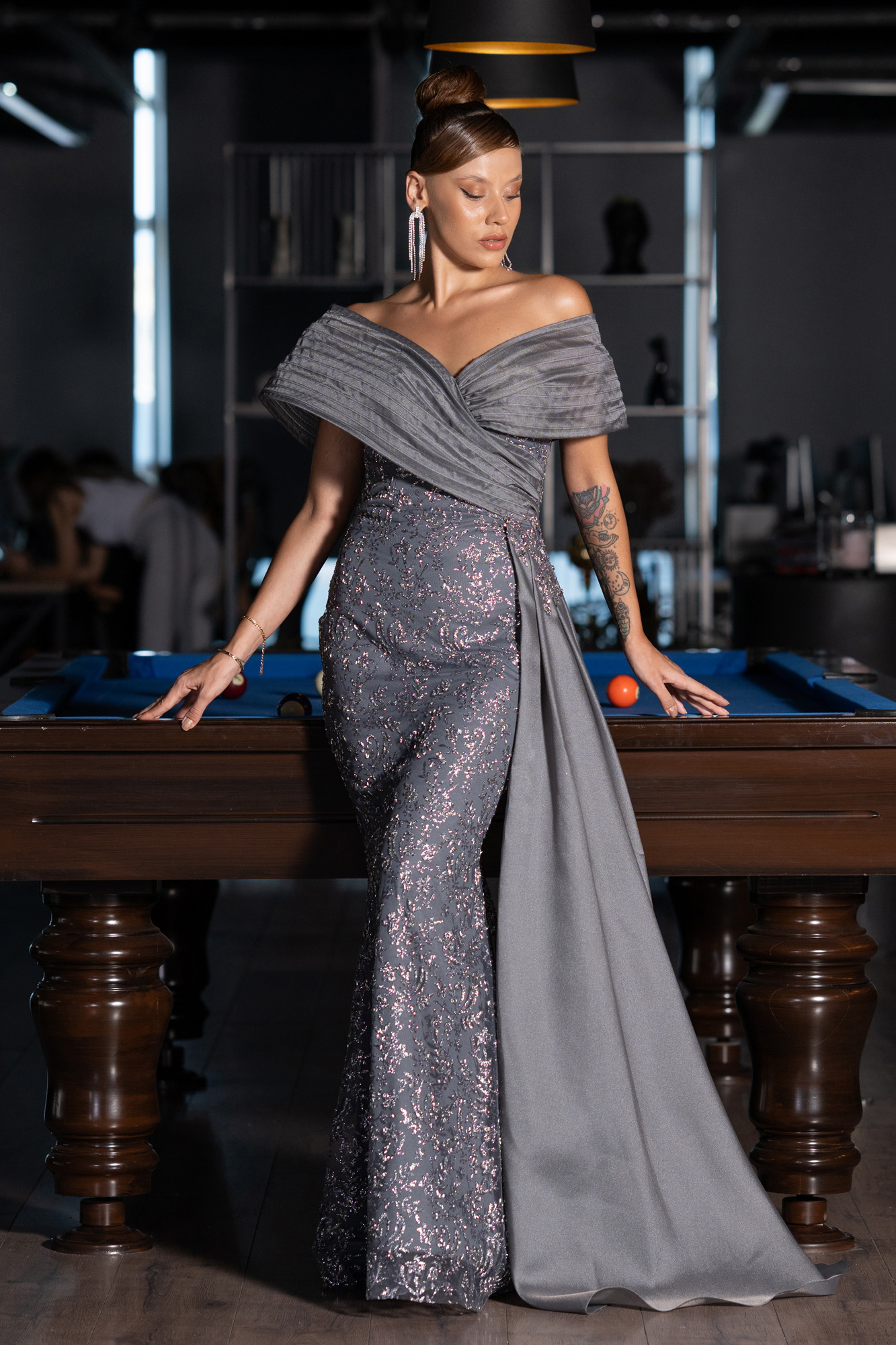 Antrasit Kayık Yaka Kuyruklu Uzun Simli Balık Abiye Elbise ABU5304